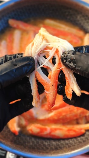 Say goodbye to cracking and mess! 🦀 100% real, fully cooked Snow Crab Leg Meat - no shells, no waste. Hand-picked, flash frozen, and packed in a convenient 1 lb tray. Thaw and serve hot or cold for an easy, no-fuss seafood dinner solution! | PrimeFish Seafood Co.