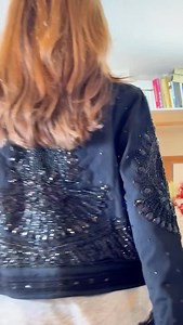 La chaqueta que transforma un look básico en uno espectacular ✨ Vaquera pedrería negra = puro poder. #chaquetavaquera #denimlovers #pedrería #modaespaña #looknoche #fashionreel #ventasinstagram | Lucia González Tienda