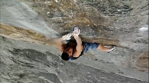 Ayer, 16 de mayo, se cumplieron 5 años desde que la vida de Dean Potter se apagara en un vuelo con traje de alas desde Tarft Point, en Yosemite, cuando tenía 43 años. El hombre que quiso ser pájaro... En el vídeo, Dean escalando la vía "Deep Blue Sea" (7b ) en el Eiger, con el paracaídas a la espalda como su único seguro (filmado por Jim Hurst, incluido en la película "The Sharp End", de @senderfilms), una modalidad que él mismo inventó y a la que llamó FreeBASE. (https://www.desnivel.com/escala
