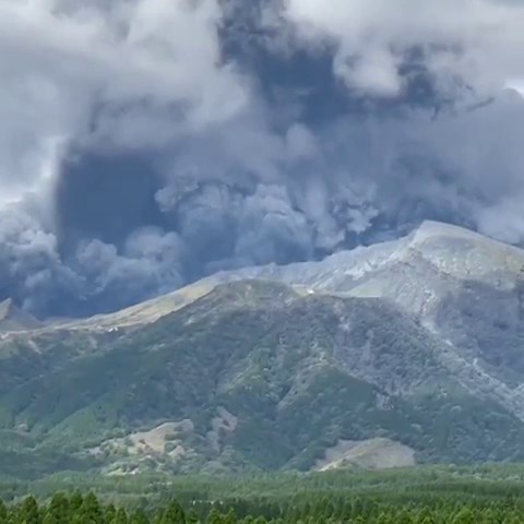 Japon : l’impressionnante éruption du mont Aso et le flegme des Japonais