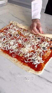 @chefburcinarda Pizza Börek(Hazır yufkayla yapılan bir tarifimde onu da tavsiye ederim 🫠) Malzemeler Su bardağı ölçüm 200 ml 500 g un(4 su bardağı) 300 ml su(1,5 su bardağı,unun kalitesine göre çok az arttırılabilir ne çok yumuşak ne çok sert olacak) 10 g tuz(1 tatlı kaşığı) 2 g toz maya(1 çay kaşığı) 10 gram kadar toz şeker(1 tatlı kaşığı) Yufkalara sürmek için 150 g tereyağı kullandım,erit soğut🫠 Sosu:1 yemek kaşığı biber salçası ve 6 yemek kaşığı domates sosunu karıştır içine kekik ve karab