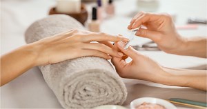 Que signifient les petites taches blanches sur les ongles ? Les explications d'un médecin