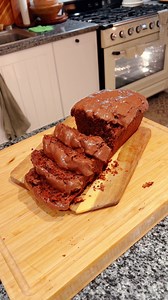 مقادير كيك الشاي بالشيكولاته .. في طبق هنحضر ٢ كوب الاربع من الدقيق و عليهم ربع كوب كاكاو خام و معلقة كبيره باكنج بودر و رشة ملح .. و نخلطهم كويس ….. نحضر في الخلاط (٢ بيضة و فانيليا و ٢ كوب سكر بودر و كوب لبن حليب و كوب زيت و نخلطهم في الخلاط كويس جدا جدا …. نحط الخليطين علي بعض و نقلب براحة بحركة دائرية اتجاه واحد عشان نحافظ علي الهواء العملناه بضرب المكونات السائله في الخلاط ……. نحط خليط الكيك في صينية و ندخلها فرن سخن درجة حرارة ١٨٠ في الرف في النص من ٤٠ ل ٤٥ دقيقة و تابعيها كويس .. و تطلع م