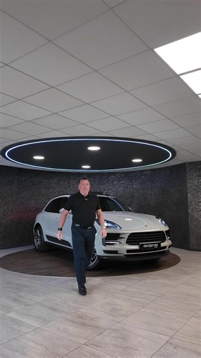 Experience performance, comfort, and unmistakable Porsche styling with this stunning Porsche Macan T finished in sought-after Crayon Grey. 📅 2021 (21) 📍 55,195 Miles ⛽ Petrol | 2.0L 💨 242 BHP ⚡ 272.9 lb-ft Torque 🏁 Top Speed: 140 MPH Loaded with premium factory options including: ✨ Crayon Paint – £1,676 ✨ Heat & Noise-Insulating Privacy Glass – £1,098 ✨ LED Main Headlights in Black with PDLS Plus – £1,065 ✨ Panoramic Roof System – £1,137 ✨ ParkAssist Front & Rear with Reversing Camera – £362