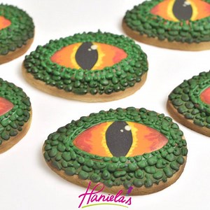 3.6M views · 828 shares | Who wouldn't want to be this close to the Dinosaur? ;-) It's a good thing they are only cookies. List of tools and recipes used to create these cookies is on the blog https://www.hanielas.com/2018/06/jurassic-world-dinosaur-eye-cookies/ | Haniela's | Facebook