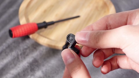 Blulu 24 Pack 3/8 in Nylon Window Screen Clip with Screws Offset Clips for Fastens Storm Window, Storm Panels, Screen Door Clips (Black)