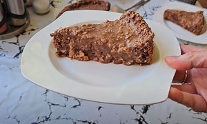 ČOKOLADNA BOMBA ZA SVE SLADOKUSCE: Kolač s prelivom koji oduzima dah (VIDEO)