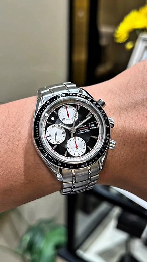#Omega Speedmaster Chronograph 3210.51.00 40mm 🇨🇭. Mang trên mình phong phong cách thể thao cổ điển, nổi bật với thiết kế “panda ngược” (Inverted Panda) – mặt số đen kết hợp với ba mặt phụ màu trắng. Phong cách này được nhiều mẫu chronograph thập niên 60–70 ưa chuộng…. | Đồng Hồ Phố - Chi nhánh Hạ Long