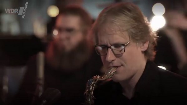 "Whirly Bird" is a classic Neal Hefti composition from the 1958 milestone album "The Atomic Mr. Basie" with the Count Basie Orchestra. This version, arranged by Jörg Achim Keller, features Billy Test on piano, Andy Hunter on valve trombone, and Hans Dekker on drums. Recorded live in the "WDR Big Band Jazz Club" in Bocklemünd, conducted by Jörg Achim Keller. ---------------- "Whirly Bird" ist eine klassische Komposition von Neal Hefti aus dem 1958er Meilenstein-Album "The Atomic Mr. Basie" mit de