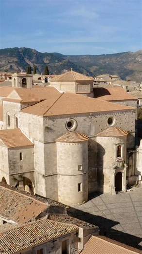 Valentin Williams on Instagram: "Italia 💚🤍❤ #italy #italia #ancient #historic #travelphotography #calabria #calábria #italianstyle #architecture #design #romantic #italian"