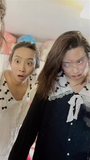 Scary Makeup Prank! My Twin Sister Couldn’t Handle It At All!