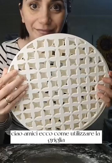Oggi condivido con voi quel che vuole essere un consiglio più che una ricetta: come utilizzare al meglio la griglia per dolci. E' uno strumento davvero utile per la realizzazione di dolci bellissimi e il suo utilizzo è davvero semplice: io consiglio sempre di farlo riposare in congelatore un'oretta senza la sua base, così sarà perfetta!! | Blog Giallozafferano Dolci