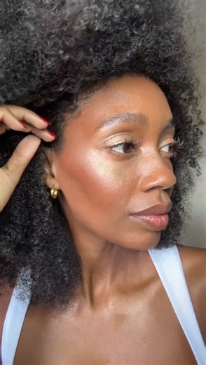 Not your average highlight. 💫 Hydra Dew Luminizer fuses skincare and radiance! Our multi-dimensional long wear gel-to-powder formula melts into the complexion for an incandescent, holiday-ready glow. #RMSBeauty #CleanGlow #cleanbeauty #holidaylook