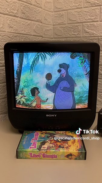 Ricordi Il Libro della Giungla? 🐻 • Cartone VHS 📼 • Il libro della giungla è un film del 1967 diretto da Wolfgang Reitherman. Basato sull'omonimo libro del 1894 di Rudyard Kipling, è il 19º Classico Disney e l'ultimo film prodotto da Walt Disney, che morì durante la realizzazione. • Cartone Animato 📽️ • Walt disney • #illibrodellagiungla #illibrodellagiunglafilm #illibrodellagiungla🐻 #waltdisneyclassiccollection #waltdisneyclassic #waltdisney #waltdisneyworld #vhs #vhscartoons #vhscartoon #c