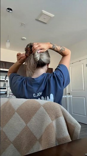 Flat claw clip hair tutorial #flatclawclip #hairstyle #hairtutorial #simplehairstyles