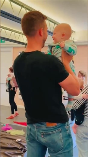 Baby Boppers – Music, Movement & Sensory Fun 🩷 Every Wednesday morning we visit Alcheme Wellbeing Studio for Bellaboo Baby Boppers – music, movement & sensory class for babies and their grown-ups. Expect ⭐️ Singing & action songs ⭐️ Gentle movement and dancing ⭐️ Sensory play ⭐️ Lots of smiles, giggles & fun! Perfect for bonding, development, and meeting other parents. 💕 As a mum of 3, I know how important flexibility is 🤍 That’s why you can book individual classes or a full term – it’s compl