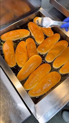 カリッと揚げ砂糖やきな粉などにまぶしてつくり、ザクザクした食感のコッペパンのふわふわ感がたまらない。抹茶やあんホイップ、いちごそしてカリカリブリュレと種類もたくさん！