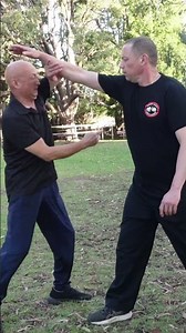 Chin Na Counter: Separate Arm & Knee Kick Control Technique擒拿实战反制教学：别臂踹腿化解抓肩与直拳制服对手实战应用步骤全解析