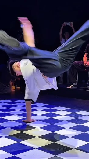 街舞大叔 BBOY UNCLE | BBOY QUANG Australia Young Gun Power 🔥 Boomtown Battles Brisbane 2025 @bboysuperqa @elementscollective @artofmovementstv #bboy... | Instagram