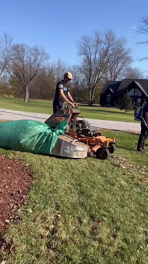 #scag #fall #leaves #satisfying @TheOneManCrew #goodall #screammovie