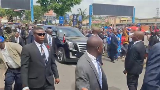 📸This is what happened when the President of Malawi, Peter Mutharika, made a public appearance at Kamuzu during his swearing-in ceremony. A large crowd gathered along the roadside to watch the Deputy President, who has replaced Lazarus Chakwera after the elections that took place on September 16 last month. President Mutharika promised to develop the country, but he said this can only be achieved if Malawians change the way they think. He warned that if some people are celebrating personal weal