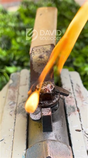 The Most Practical Way to Remove a Rusty Screw”#RustRemoval#DIYFix#ToolTips