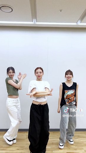 #TWICE の #NAYEON 先輩と#RISE_UP_Challenge 🦋 @TWICE @TWICE JAPAN OFFICIAL #NiziU #ニジュー #니쥬 #WithU #NiziU_1stEP #RISE_UP #NiziU_RISEUP