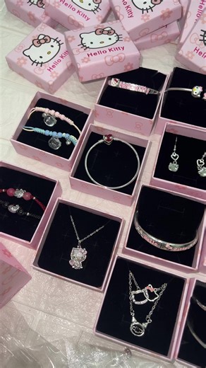 Ig: Soul accessories ✨🎄🌨 #fyp #hellokitty #chrismasgift #hellokittylovers #spidermanbracelet #couplebracelet #hellokittynecklace #viraltiktok #trending #cambodia #soulaccessories