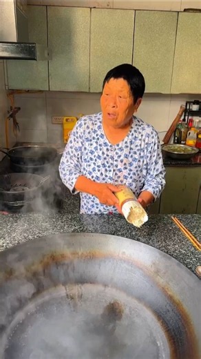 ¡La abuela no sabía hacer fideos, pero preparó un paquete de noodles! 😭🍜 #shorts