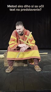 Nie je to len o kostýme, ale aj o pamäti 😅 Spýtali sme sa Metoda, ako dlho mu trvalo naučiť sa texty – pozri, čo povedal 👇 . 🎭 Naše Putovanie Konštantína a Metoda po Slovensku stále pokračuje 🇸🇰 📍 Rezervuj si svoje miesto aj ty so spolužiakmi a zaži históriu tak, ako ju v učebnici nenájdeš! . #PutovanieKonstantinaAMetoda #SFD #DivadloPreSkoly #TurnePoSlovensku | Slovenské Filmové Divadlo