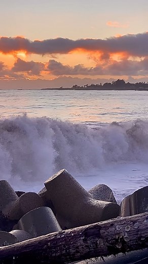 Last evening’s sunset as seen from the Santa Cruz Harbor jetty . #santacruz #sunset #montereybay #santacruzsunset #goldenhour #waves #californiasunset #nativesantacruz | Native Santa Cruz