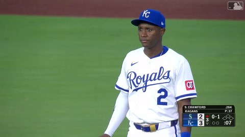 Kyle Isbel sale del juego