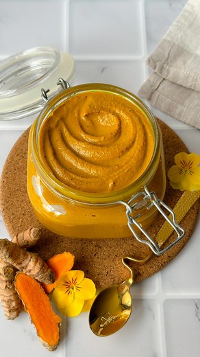 Chef Ana Galvis on Instagram: "Golden paste 💛 Pasta dorada 🌞 ✨ Ingredientes 250ml de agua 70g de cúrcuma molida 2,5g de pimienta negra recién molida 70g de aceite de coco orgánico o aove 👉🏻 Preparo esta pasta de forma sencilla, sin muchos ingredientes añadidos, para poder usarla como base de múltiples recetas/propósitos. 👉🏻 Consumo 1 1/2 c/dita al día diluida en mis bebidas o comidas. 🫶🏻 A tener en cuenta: 💫 El principio activo que hace que la cúrcuma tenga todos estos beneficios, es la