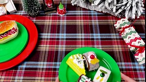 Maxcheck 80 Pcs Christmas Disposable Plastic Plates Green and Red Party Plates Includes 7'' Heavy Duty Green Dessert Plates, 10'' Red Dinner Plate Dinnerware for Christmas
