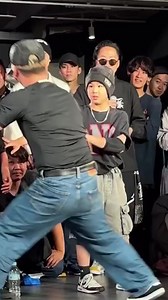 862K views · 10K reactions | Esse mini bboy de 11 anos faz uns Power moves incríveis, olha a facilidade com o que ele sobe do moinho para o air flare com um braço, o mais legal é a marra que ele tem na hora da batalha contra os adultos, ele sabe que é bom #breakdance #dança #dance | Bboy Gordek | Facebook