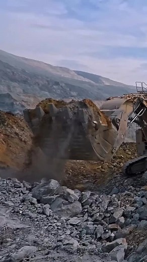 Komatsu PC4000 Face Shovel Loading: Power Meets Efficiency #KomatsuPC4000 #HeavyMachinery #MiningEquipment #DumpTruckLoading #MegaMachines