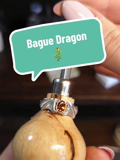 J'ai fait une bague de fiançailles sur les thème des dragons 🐉. Je l'ai réalisée en argent massif et sertis d'une superbe citrine naturelle et Ethique. J'espère que ce bijou vous plaira 🫶 . . . . . . . . . . . #artprocess #joaillerie #pokemon #bague