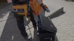 Join the remote control revolution. With the battery-powered ActSafe ACX POWER ASCENDER, you can make light work of loads of up to 200kg. Especially practical is its handheld remote control that works at a range of up to 150 meters. More information: https://bit.ly/2B7Vlsg | SKYLOTEC