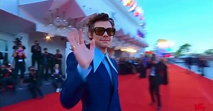9.2K views · 2.2K reactions | | EL REY HARRY STYLES HOY EN LA RED CARPET DE 'DON'T WORRY DARLING' | 홄 홎홚홚 홐홨 홄홣 혽홡홖환홠 & 홒홝홞황홚 | Facebook
