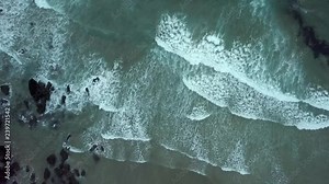 Wellen aus Drohnenperspektive laufen in Bucht ein. Atlantischer Ozean