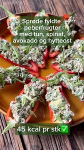 Sprøde fyldte peberfrugter med tun, spinat, avokado og hytteost 45 kcal pr stk✅ 👉🏻Det skal du bruge Til 10 stk 250 g snack peberfrugter (5 stk) 40 g hytteost 2 spsk skyr 1 ds tun 1/2 citron 1 håndfuld spinat Ca.80 g avokado Forårsløg Chiliflager Salt og peber Hæld vandet fra tunen Tilsæt hytteost og skyr Bland det godt sammen og mos tunen ud, så den er helt fri for store stykker Tilføj citronsaft, salt og peber og chiliflager og rør det godt sammen Skær avokado i små terne Hak spinaten fint Sk