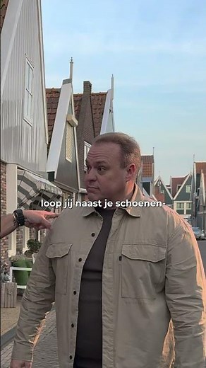 Het gerucht gaat dat Frans nog steeds naast zijn schoenen loopt 👟🤣 Heb jij de videoclip al gezien? 👀