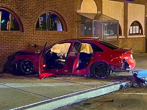 Reckless driver fleeing MPD loses control and crashes into a building! - Crash #076 / Chase #008