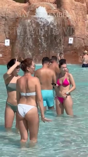 DANCING IN THE POOL 💃💦 SUMMER VIBES EVERYWHERE #shorts