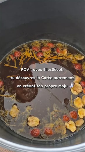 Elles à Séoul 🌸 on Instagram: "🍶Le Moju (모주) est une boisson traditionnelle coréenne faiblement alcoolisée, à base de riz fermenté et d’herbes aromatiques ou médicinales comme la cannelle, le gingembre, le jujube entre autres... Souvent comparé à un vin de riz infusé, parfois même à une version coréenne du vin chaud. Le Moju possède pourtant une identité et une histoire bien à lui. La légende la plus connue raconte qu’il aurait été créé par une mère, désireuse d’offrir à son fils une boisson p