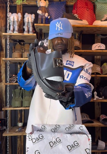 Luxury slides (40-45) Ksh 4000 Call 0741124822 for deliveries Location :Dubai merchant mall shop F83 along Ronald Ngala street #slides #sandles #kevinskidesigns