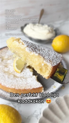 Baka den perfekt kladdiga kladdkakan 😍 200 g smör 1 krm salt 1 msk vaniljsocker 1 citron rivet skal pressad citronsaft 3 dl strösocker 3 ägg 3 dl vetemjöl Ugn 180 g i ca 20 min #kladdkaka #baka #recept