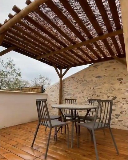Aménagement d'une terrasse en bois et pose d'une pergola avec toile d'ombrage!