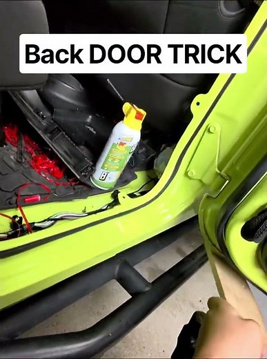 How to remove JEEP JK back/rear door trick #jeepwrangler #jk #howto #remove #takeoff #backdoor