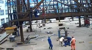 117K views · 328 reactions | Un ouvrier fait une chute terrible pendant qu'il monte les marches d'une échelle. Absence de gardes et d'harnais sa chute de quelques mètres ne le laissera pas indemne. Les trois points d'appui sont également une règle de base à suivre. Lors d'une telle chute, il ne faut absolument pas bouger la victime en attendant les secours et commencer les manoeuvres de réanimation si nécessaire. | La SST sans censure | Facebook